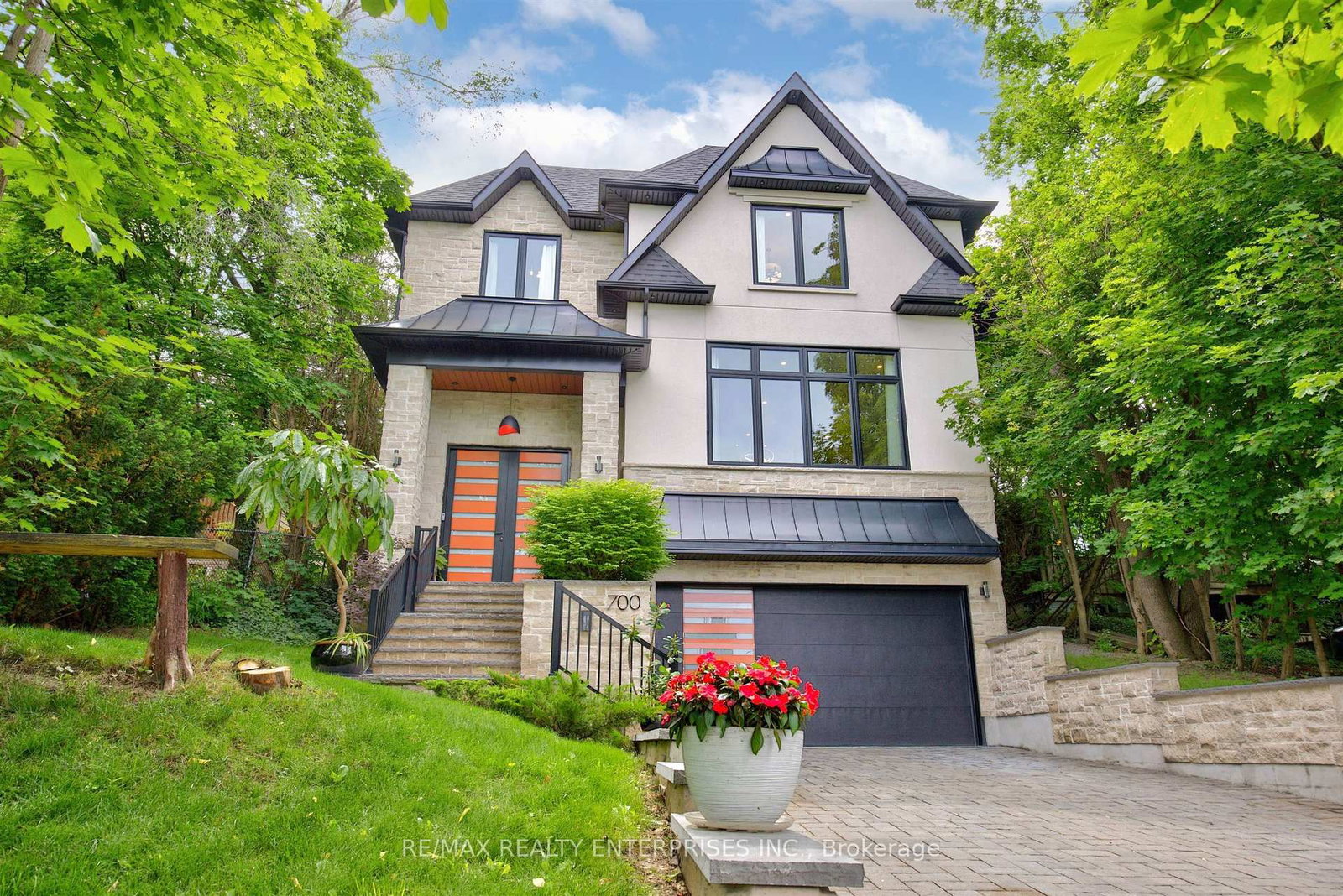 700 Hillcrest Road • Pickering, ON photo 2