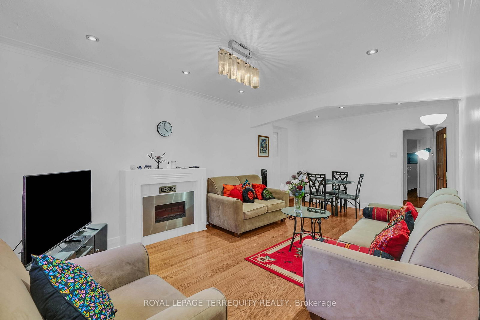 4 Harris Park Drive • Toronto, ON photo 7