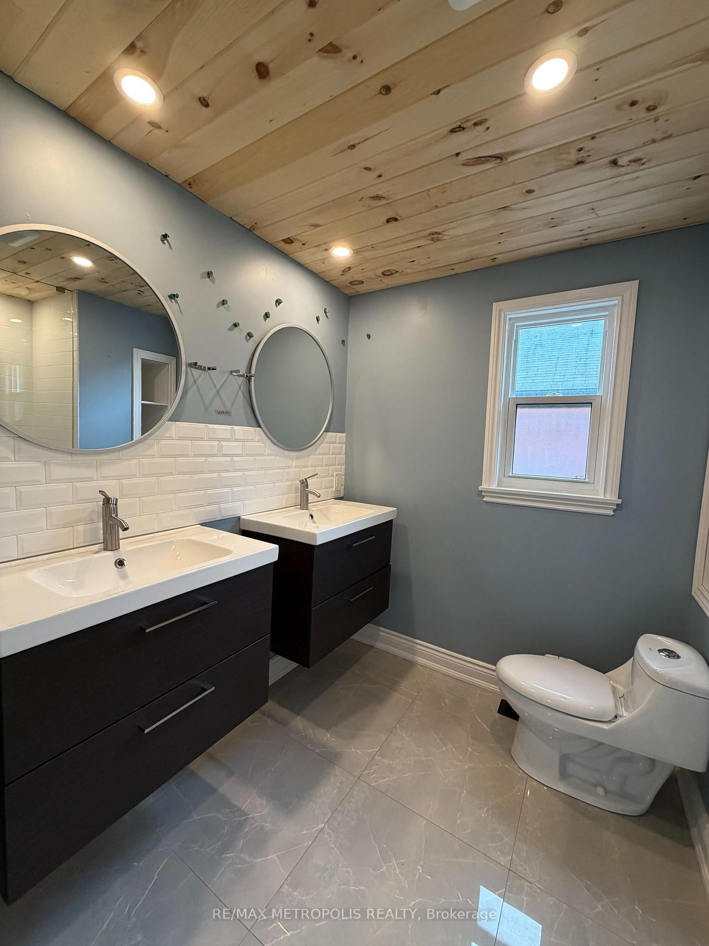 37 Lynvalley Crescent • Toronto, ON photo 9