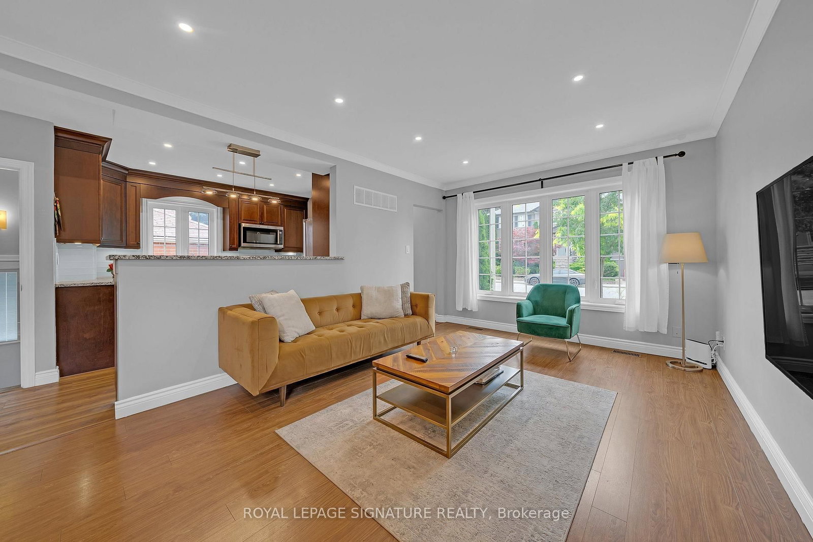 118 Rexleigh Drive • Toronto, ON photo 6