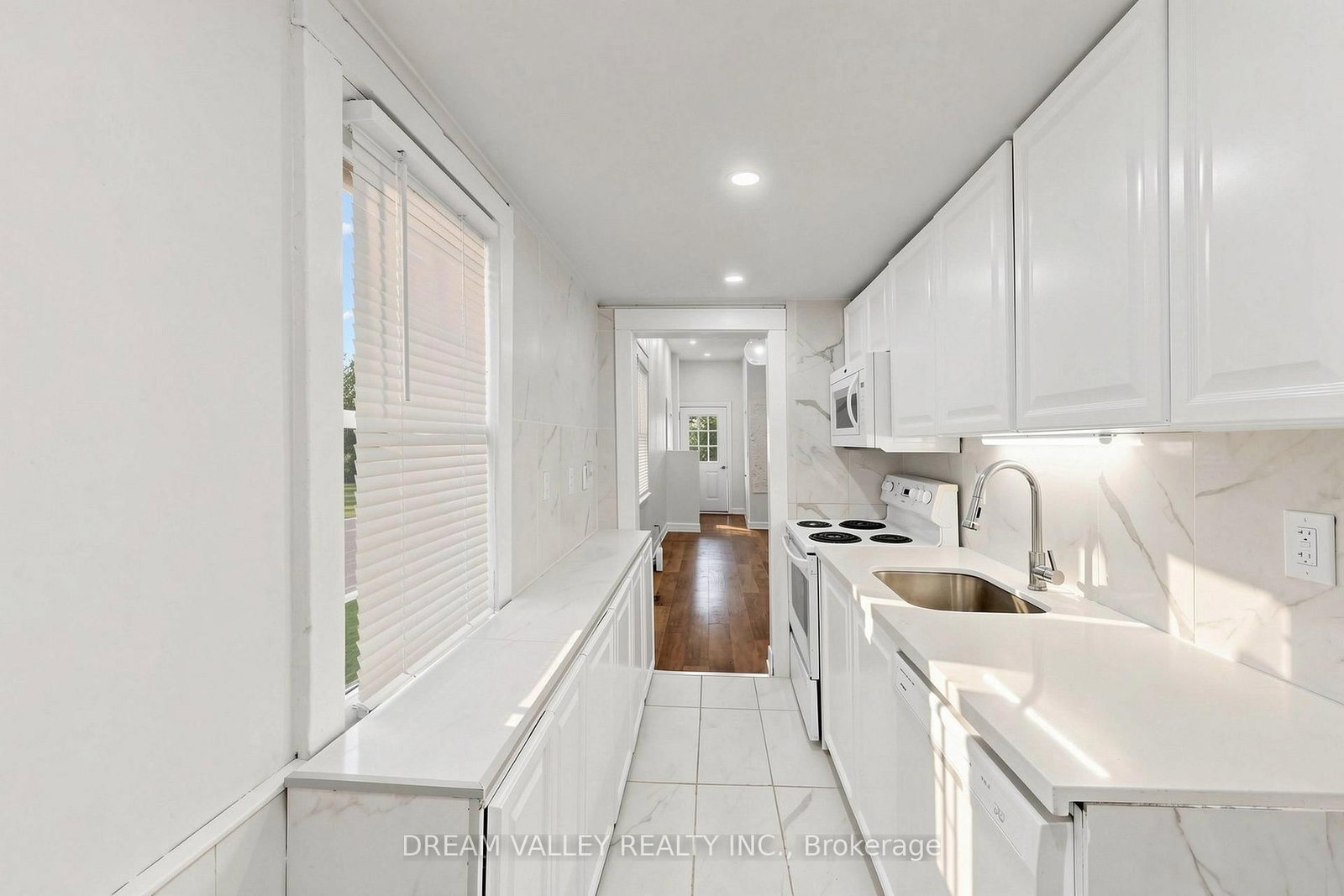 47 Laurel Avenue • Toronto, ON photo 10