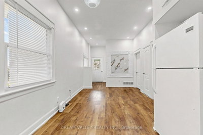 47 Laurel Avenue • Toronto, ON photo 8