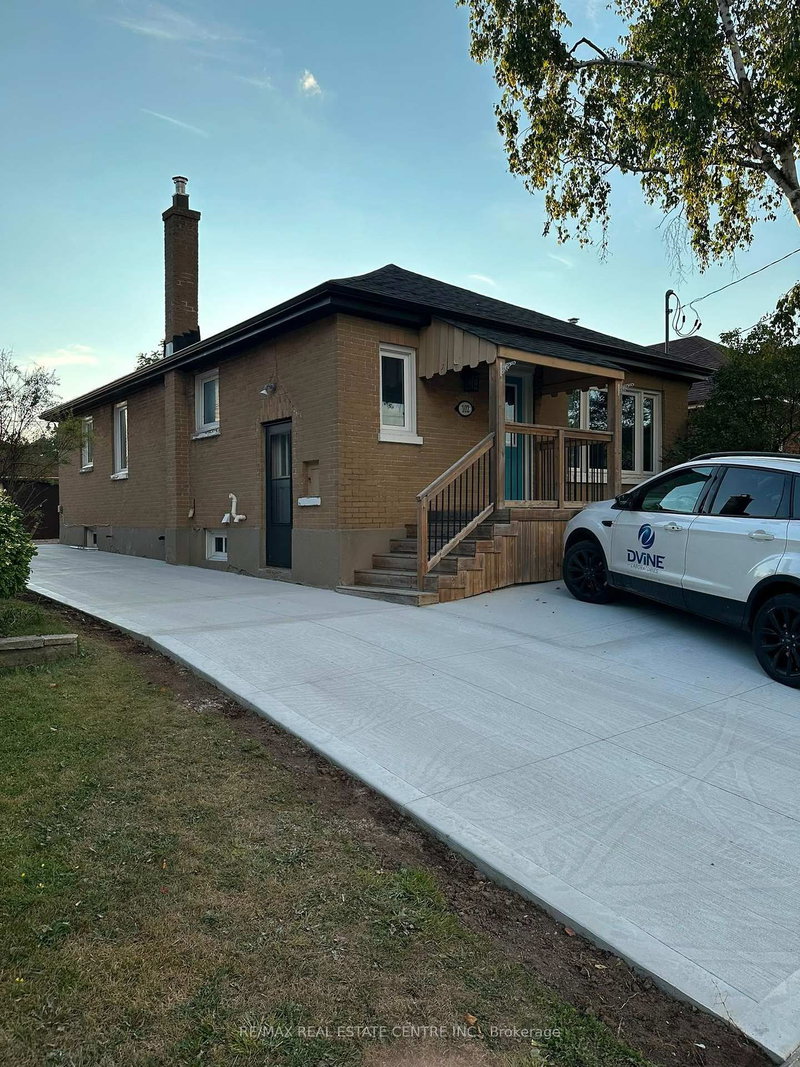 UPPER LEVEL - 102 Wilson Road S