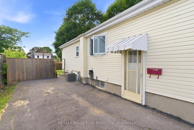 152 Wilson Road S • Oshawa, ON photo 3