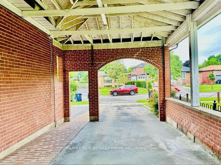22 Beran Drive • Toronto, ON photo 2