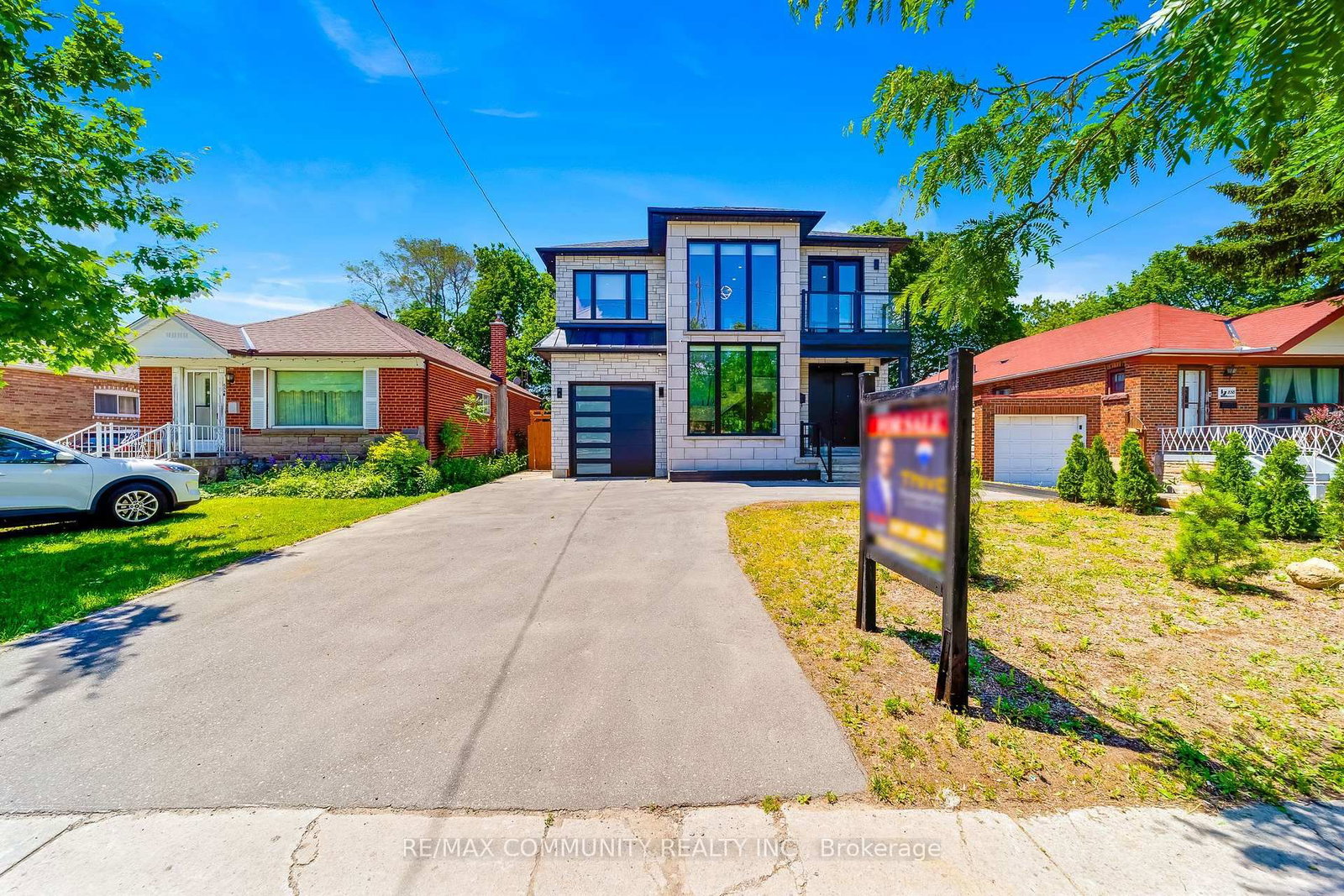 856 Kennedy Road • Toronto, ON photo 2