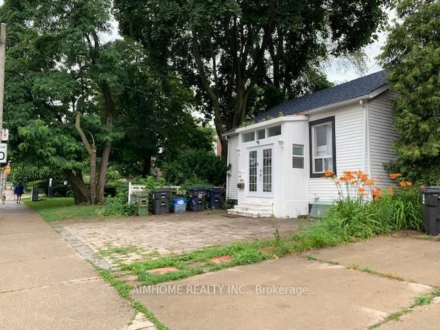 966 Dundas Street E