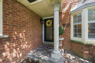 909 Ridge Valley Drive • Oshawa, ON photo 2