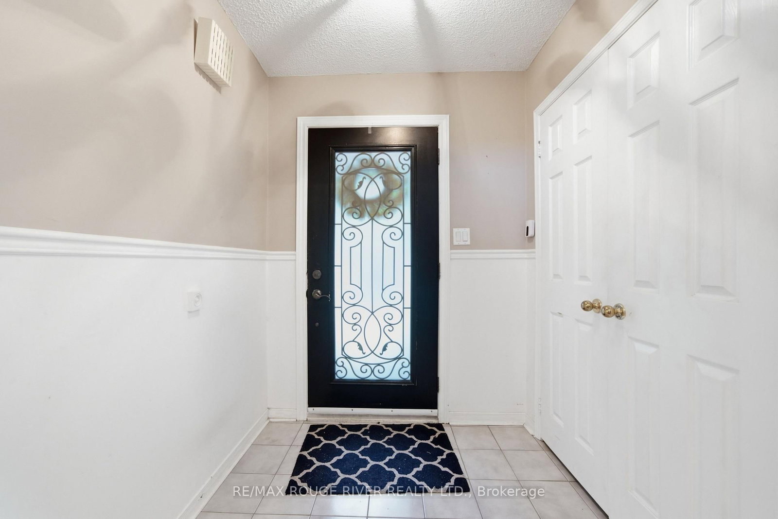 909 Ridge Valley Drive • Oshawa, ON photo 3
