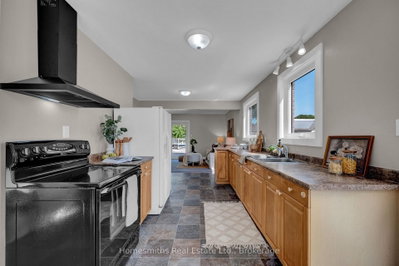 44 Loscombe Drive • Clarington, ON photo 4