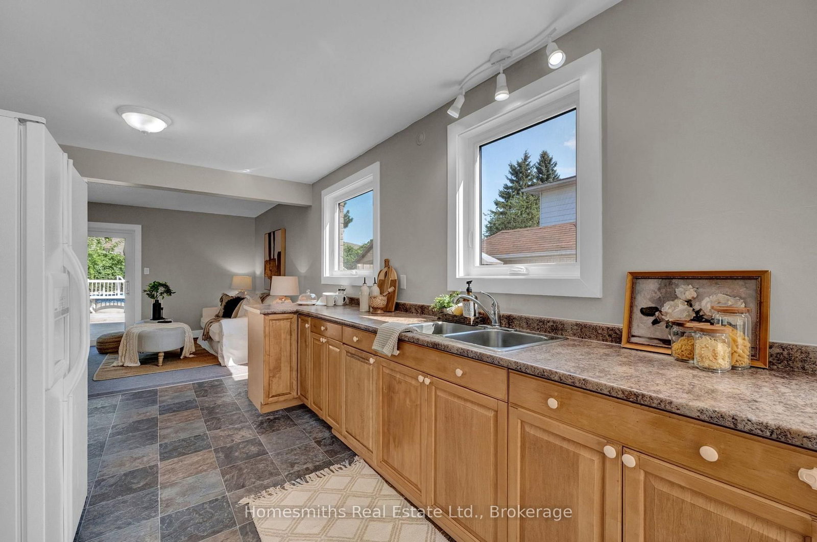 44 Loscombe Drive • Clarington, ON photo 5