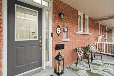 7 Torr Lane • Ajax, ON photo 2