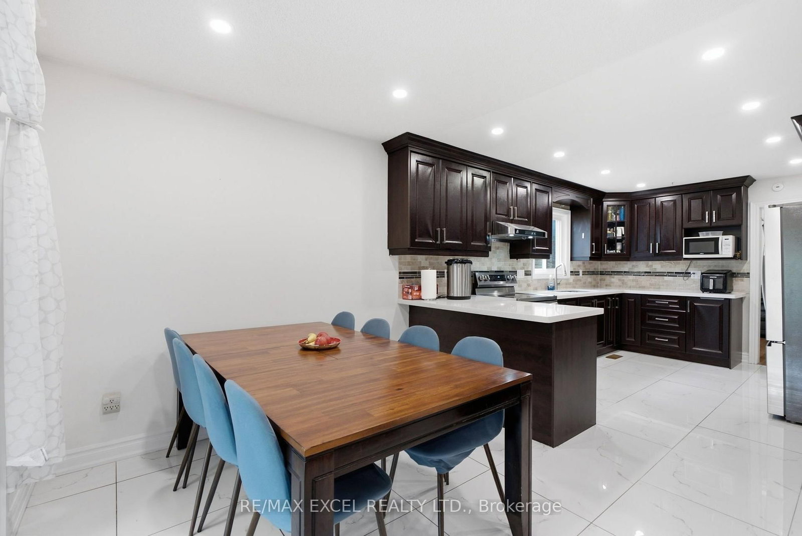 50 Shootfield Crescent • Toronto, ON photo 11