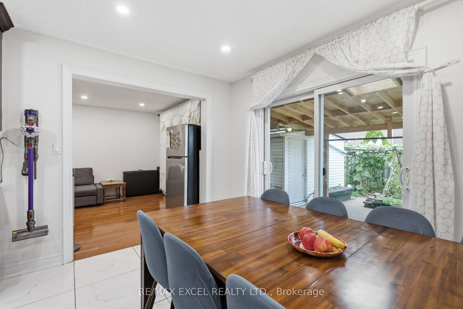 50 Shootfield Crescent • Toronto, ON photo 12