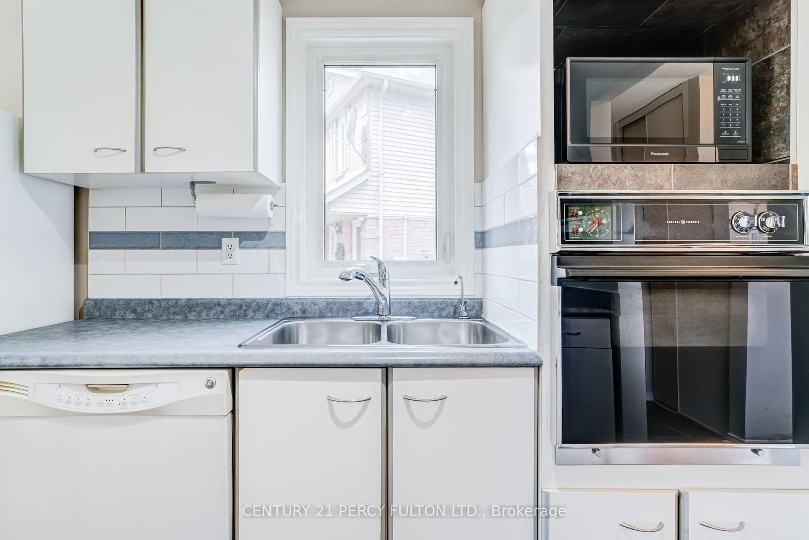 1391 Anton Square • Pickering, ON photo 11