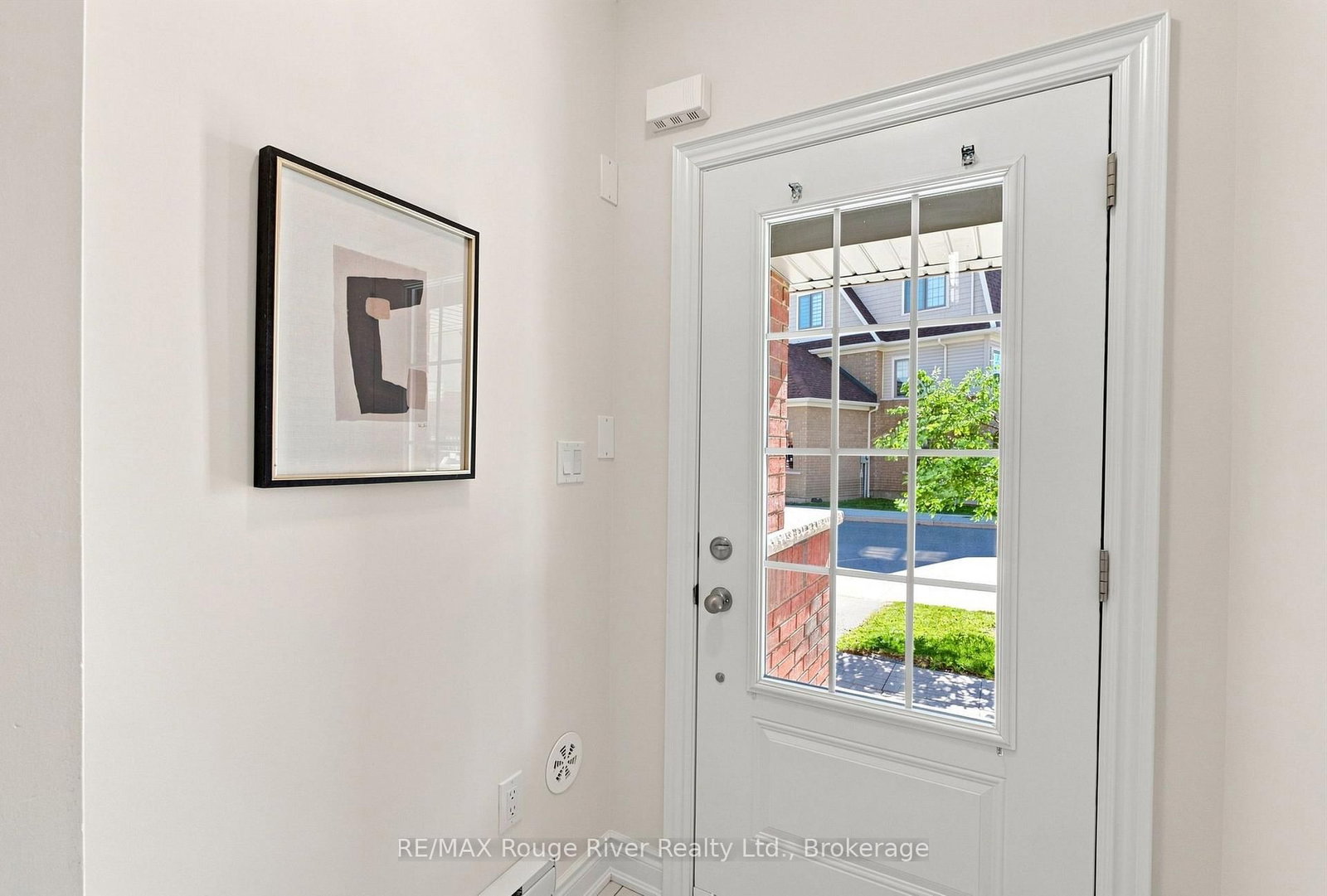 2607 Magdalen Path W • Oshawa, ON photo 2