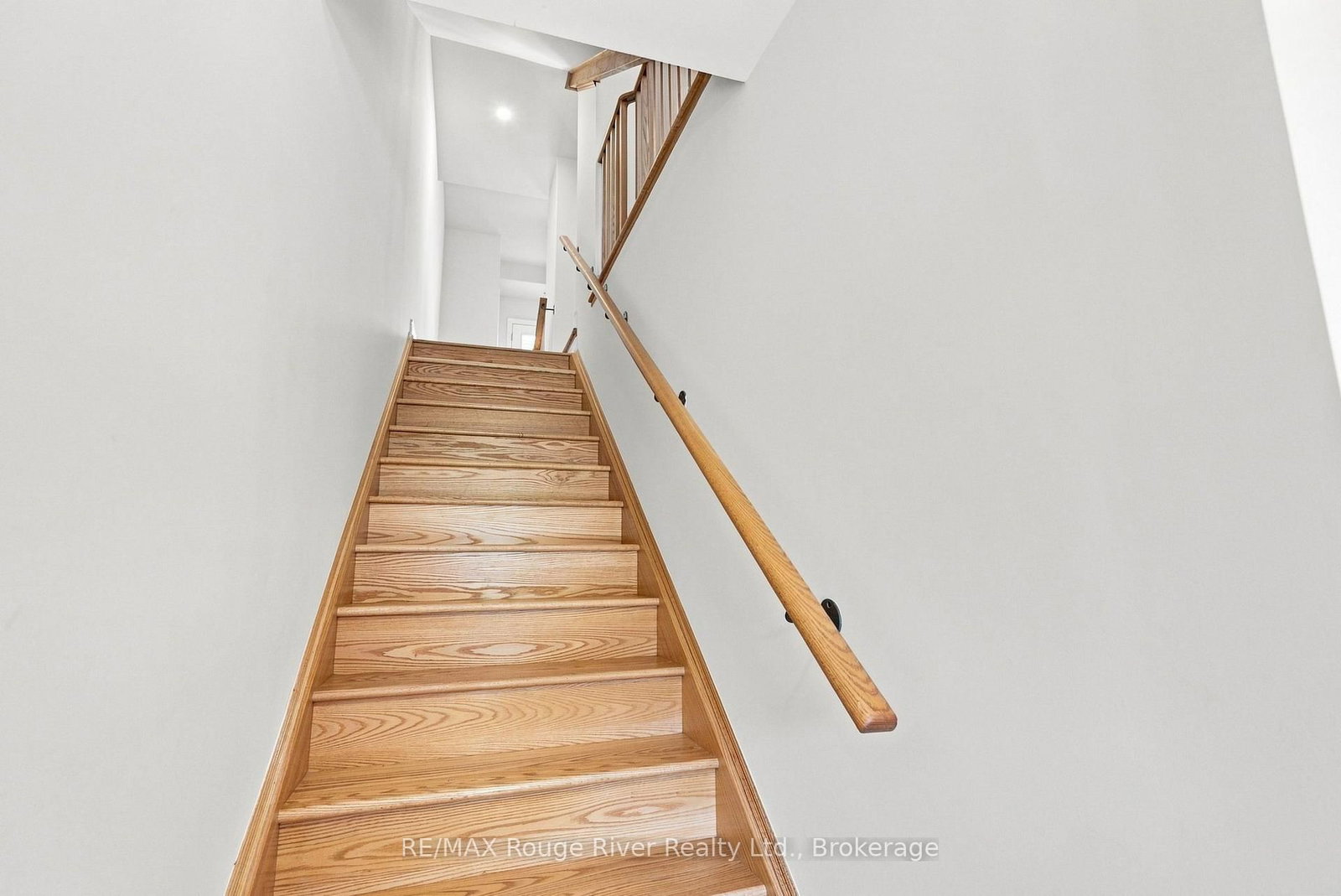 2607 Magdalen Path W • Oshawa, ON photo 3