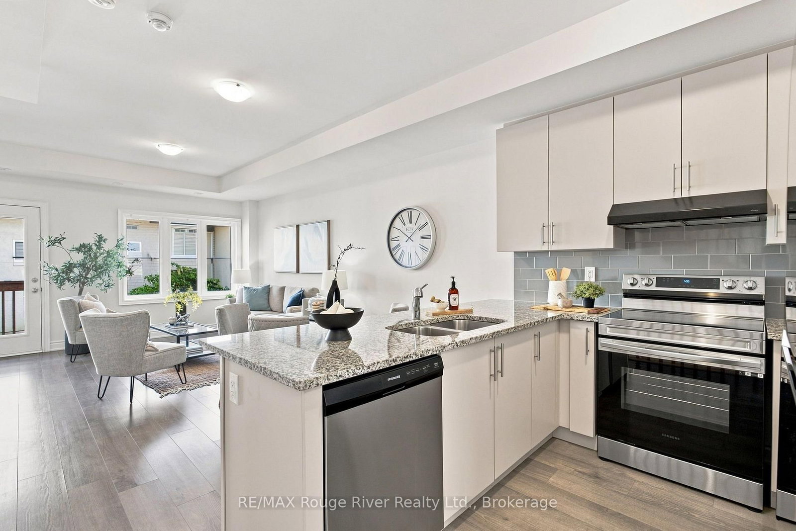 2607 Magdalen Path W • Oshawa, ON photo 8