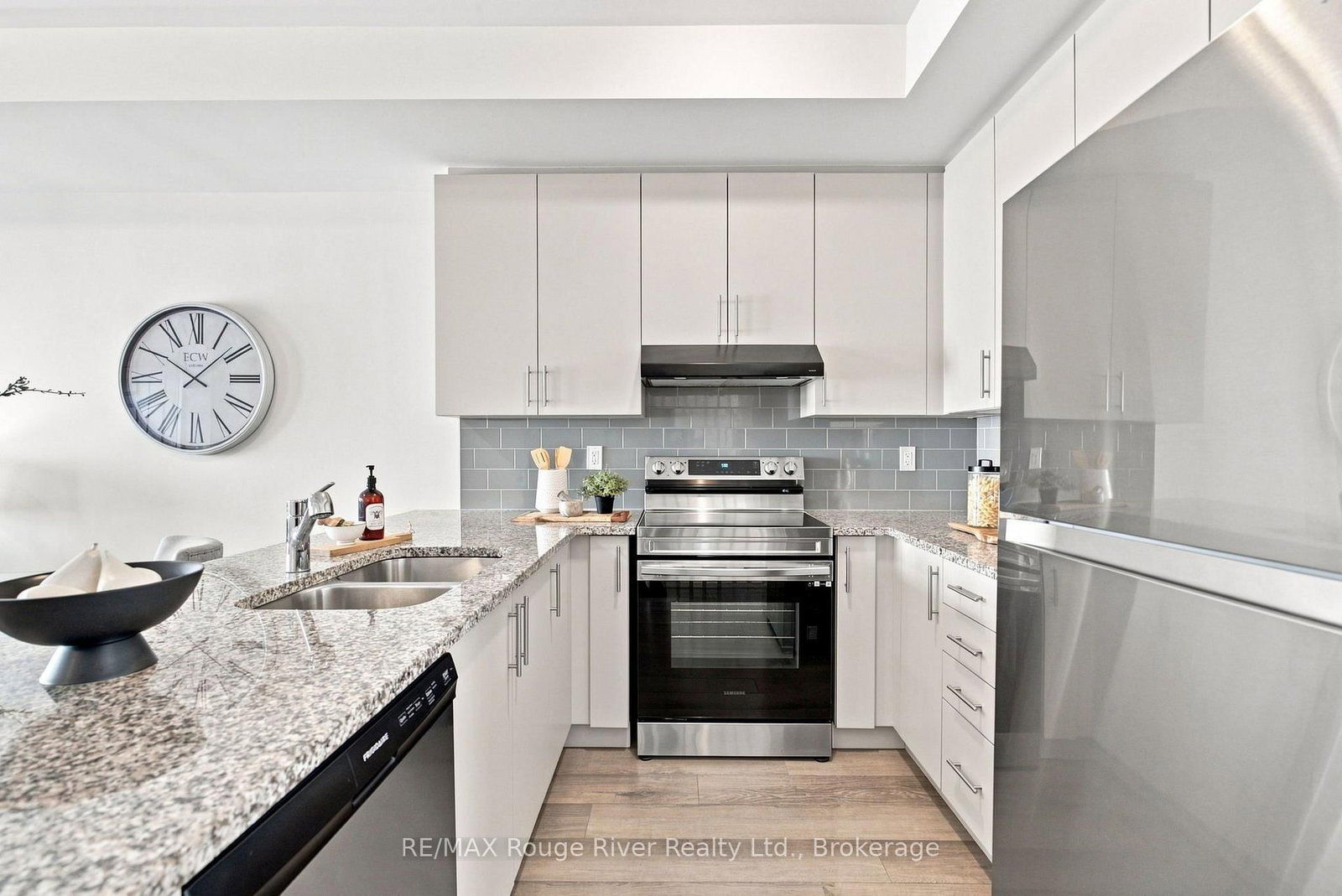 2607 Magdalen Path W • Oshawa, ON photo 9