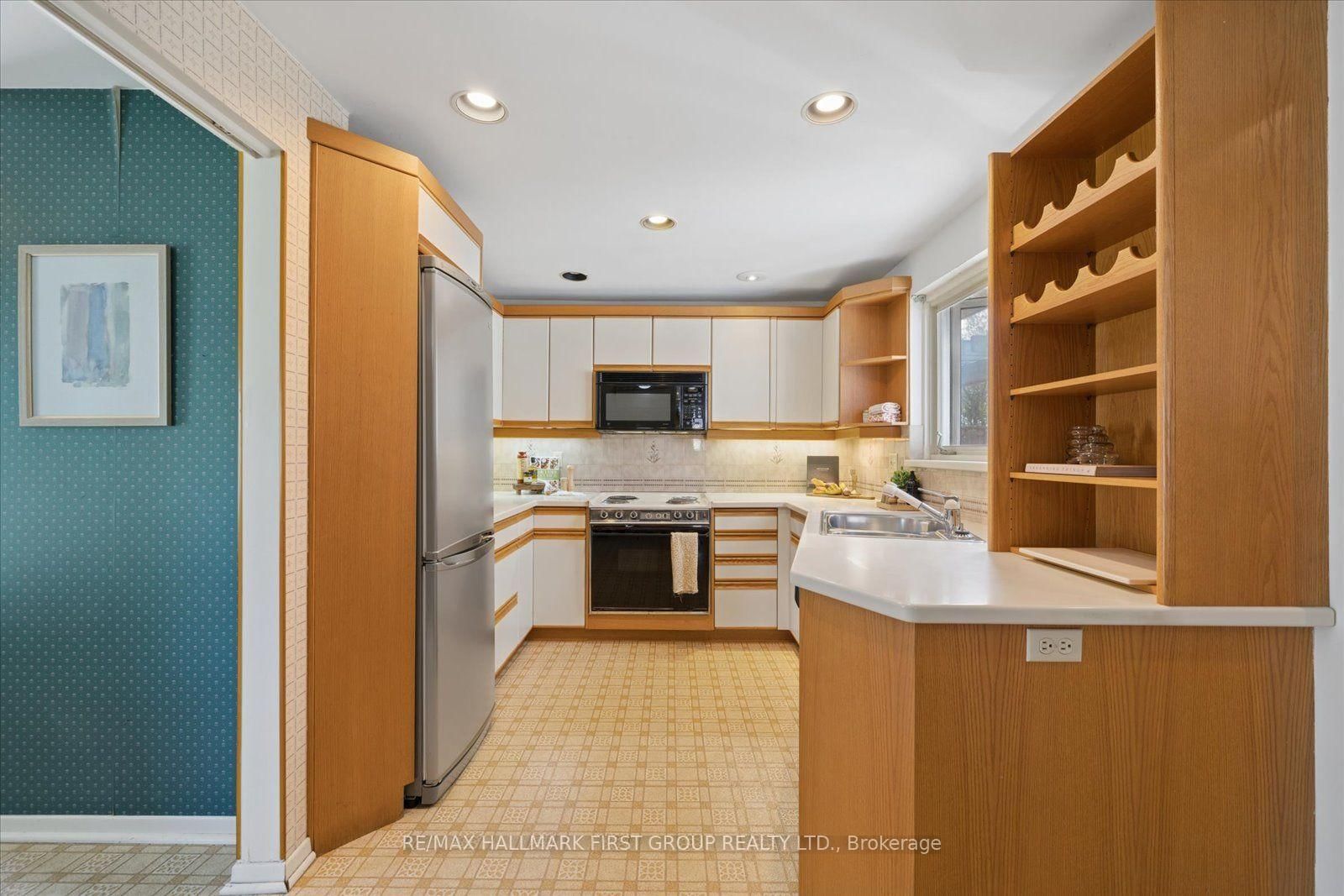 13 Lawrie Road • Ajax, ON photo 11