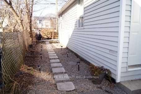 122 Harding Boulevard • Toronto, ON photo 8