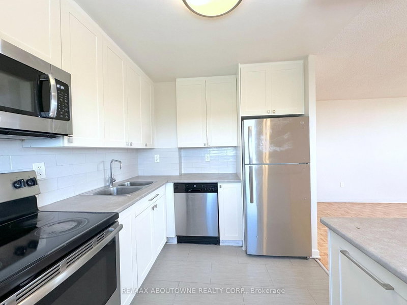 30 Denton Ave photo 4