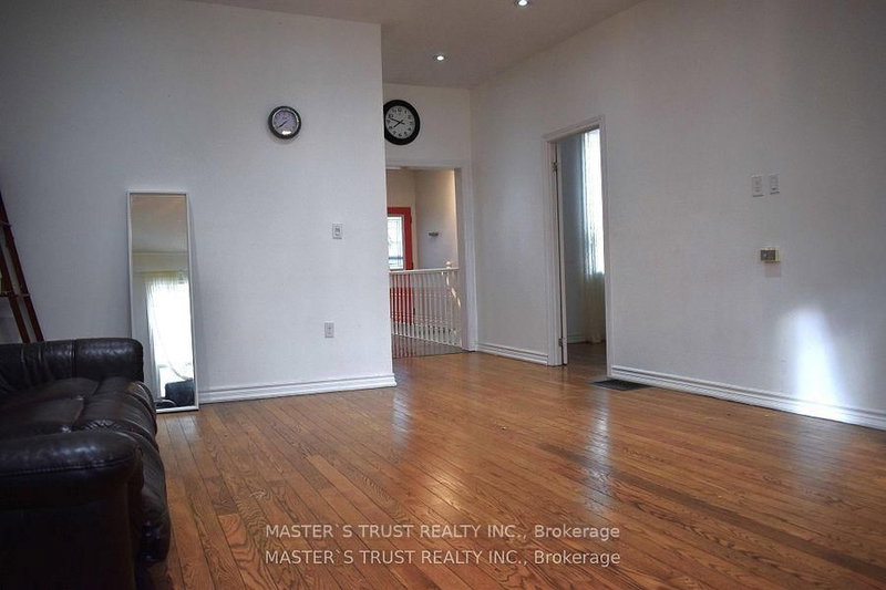 966 Dundas Street E