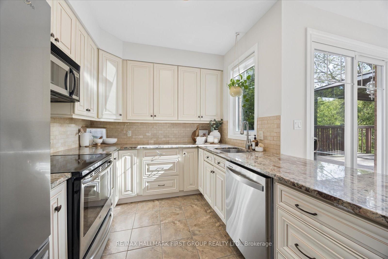 1028 Highbrooke Court • Oshawa, ON photo 9