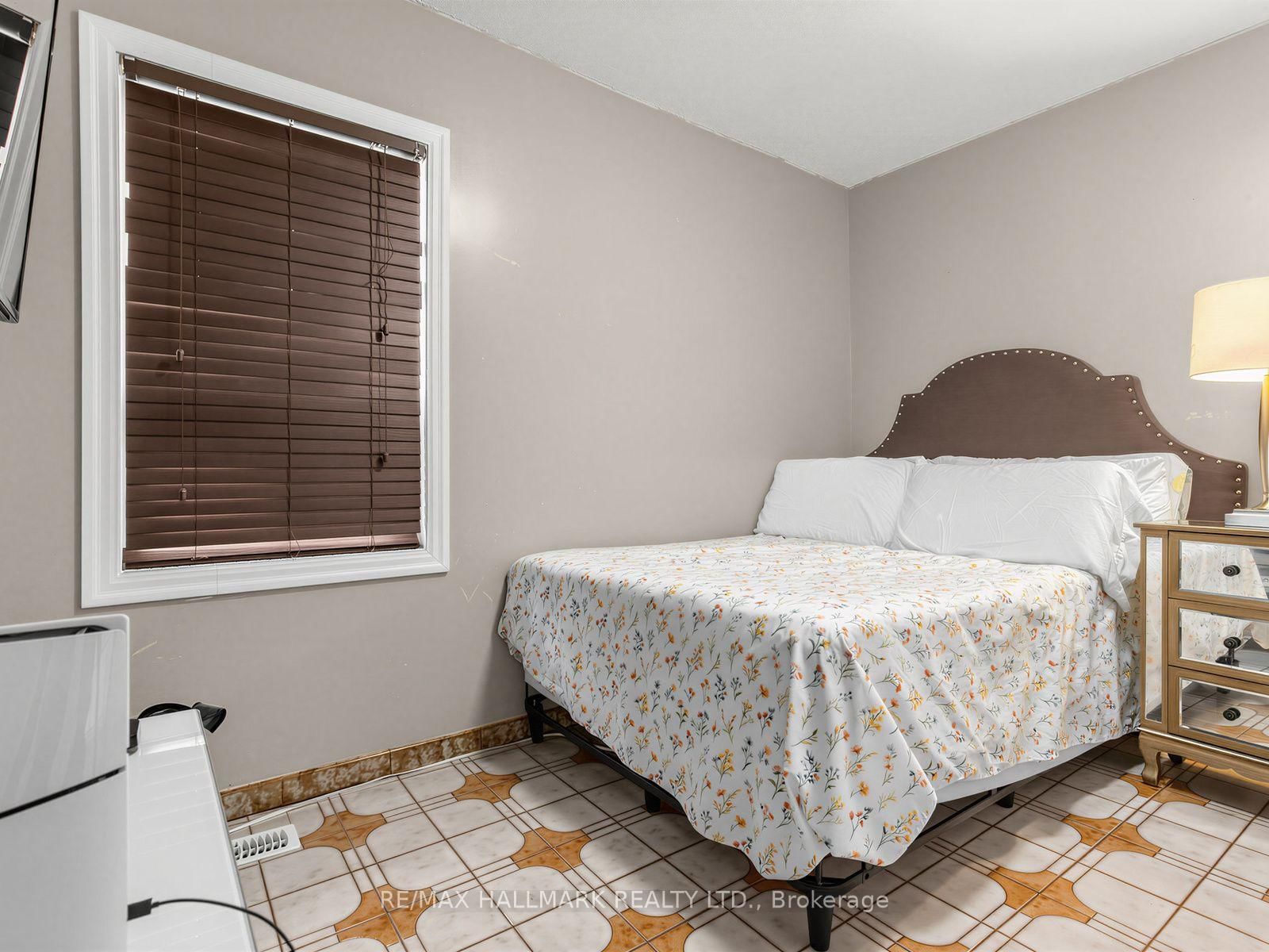 297 Strathmore Boulevard • Toronto, ON photo 11