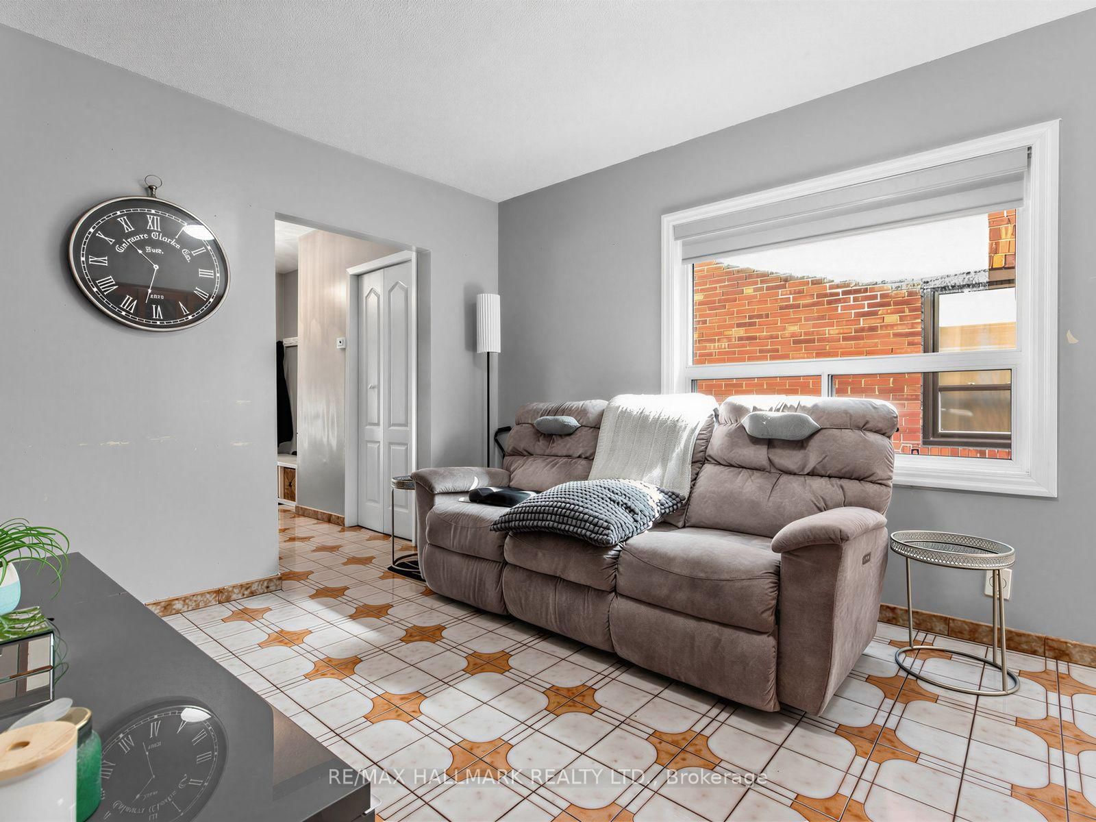 297 Strathmore Boulevard • Toronto, ON photo 9