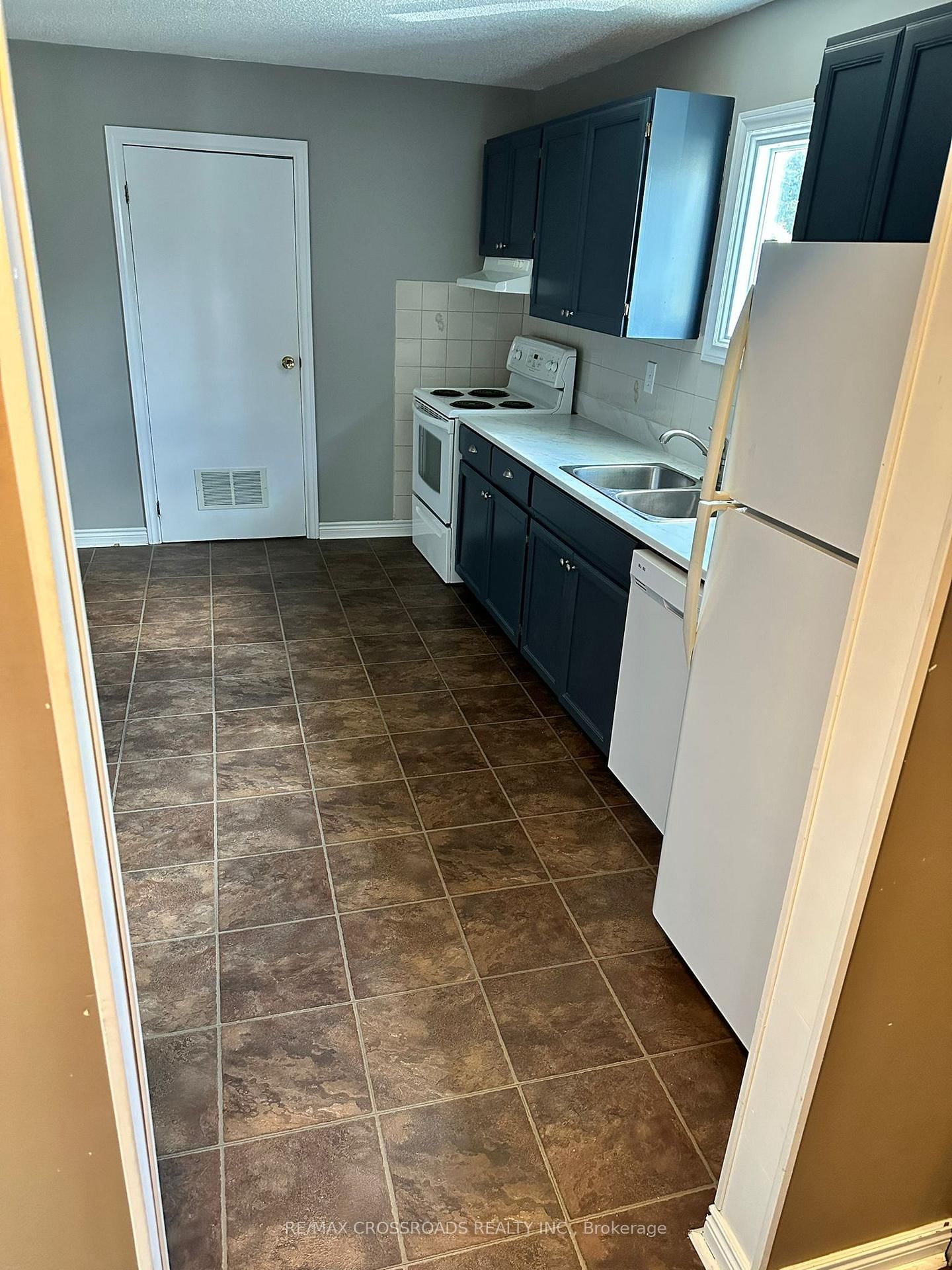 Main - 613 Perry Street, Whitby 2