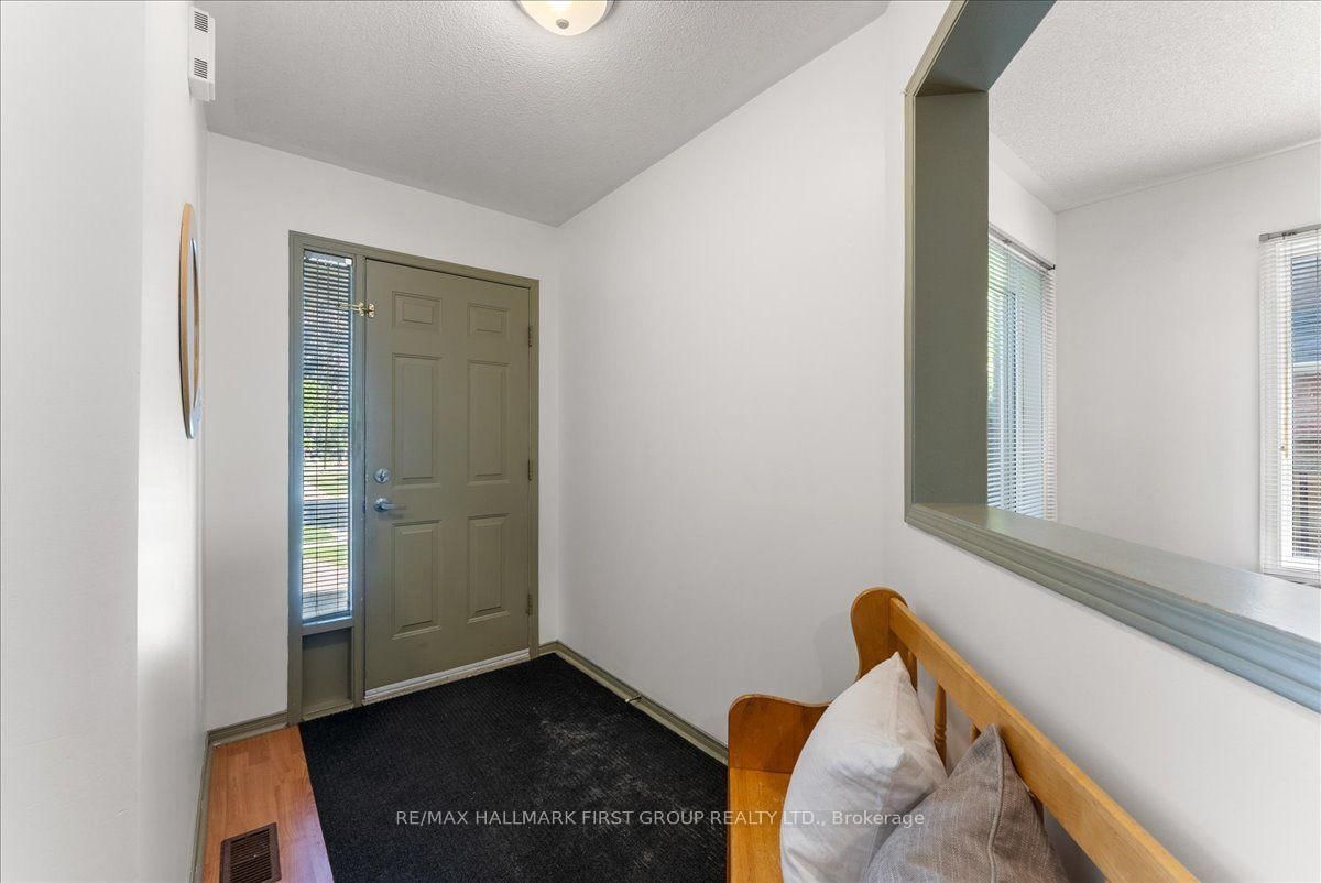 989 Deer Valley Drive • Oshawa, ON photo 4
