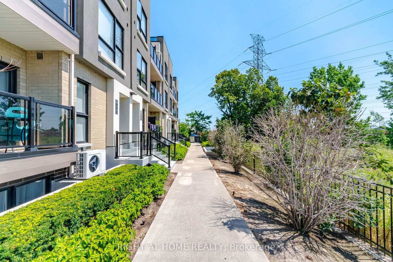 515 Kingbird Grove • #233 • Toronto, ON photo 2