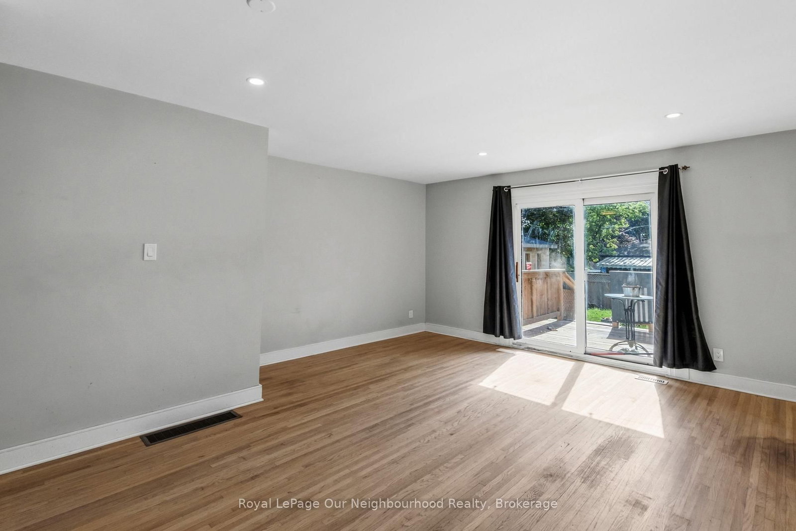 1016 Centre St, Whitby, view 10