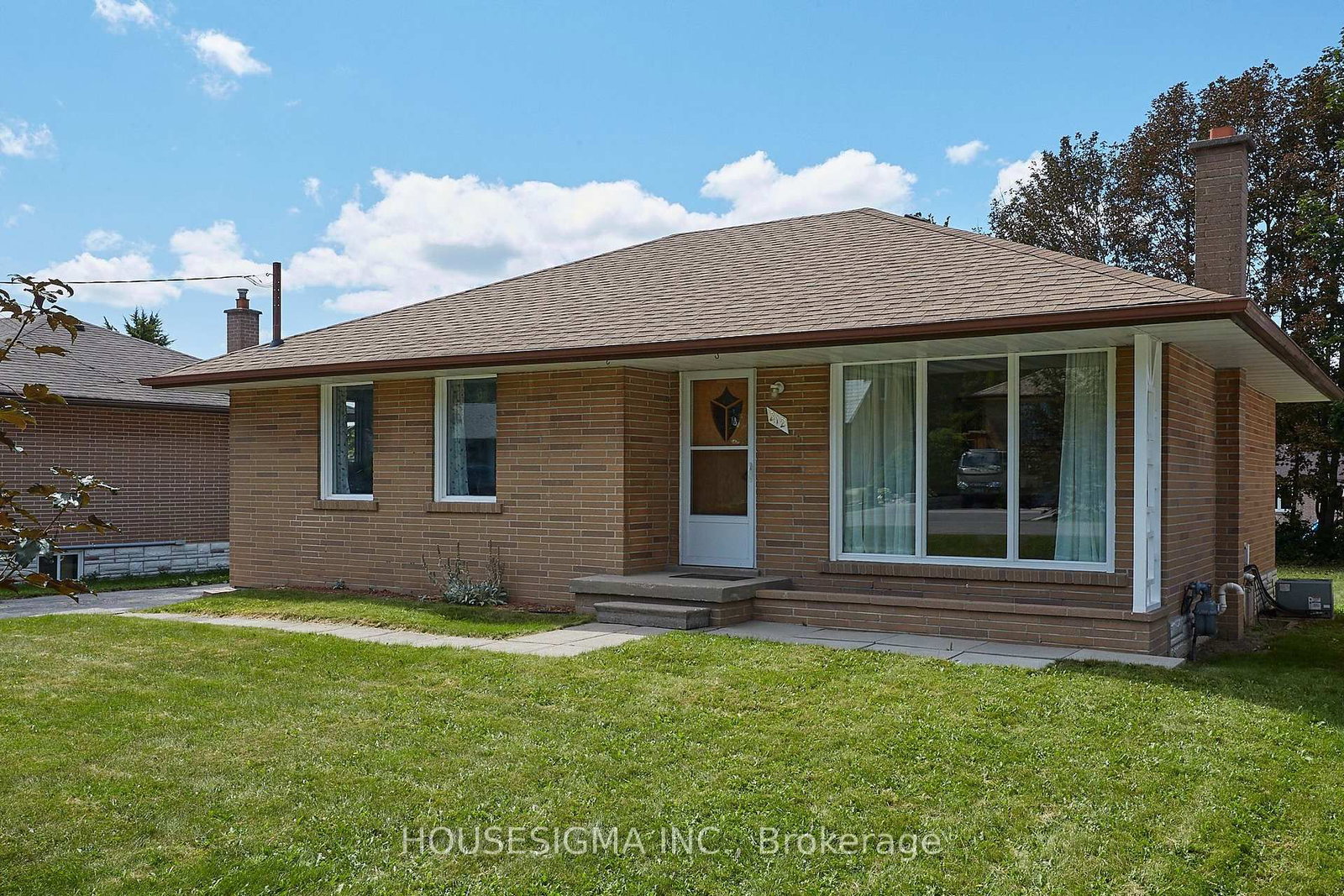 212 Hallett Avenue • Whitby, ON photo 2