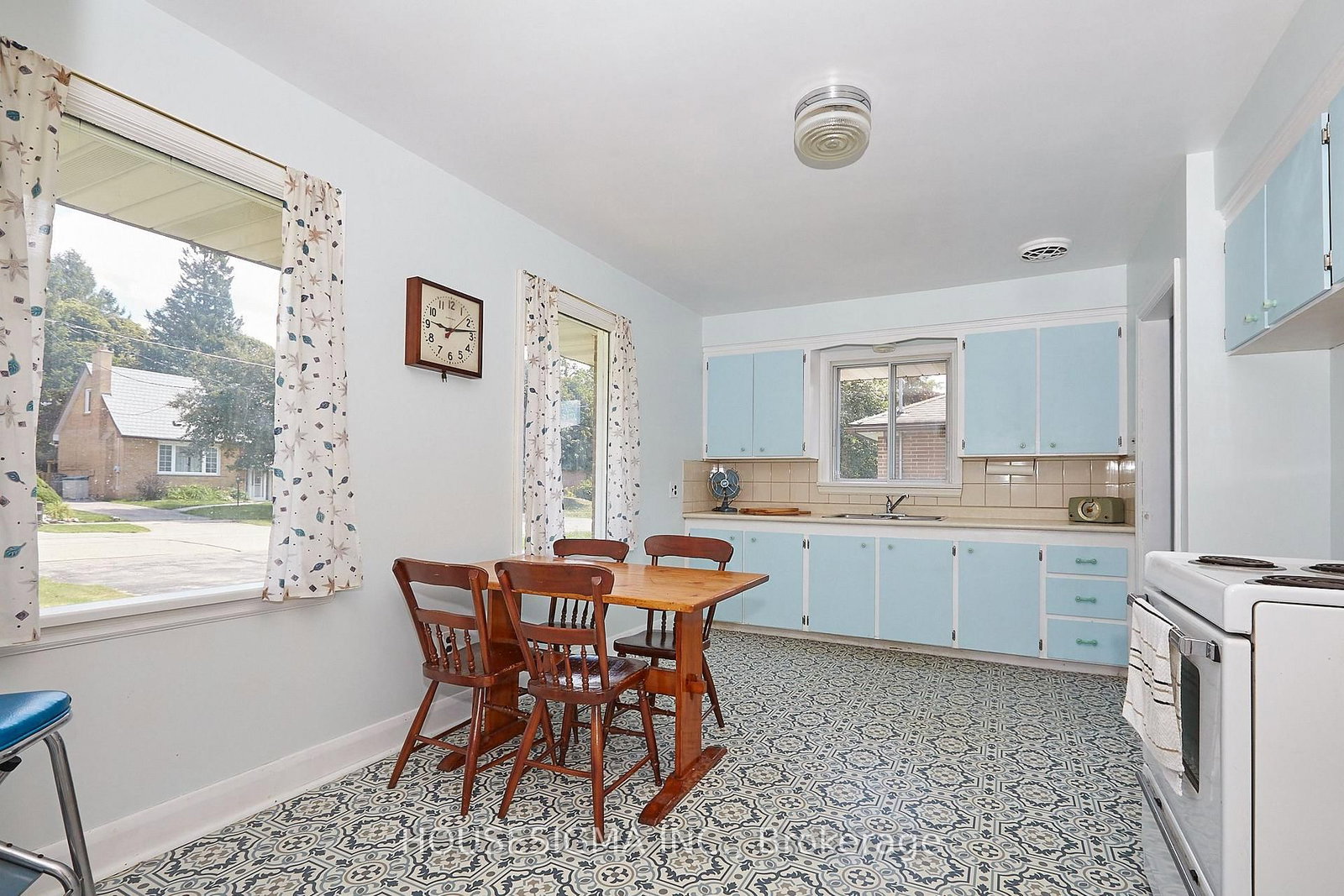 212 Hallett Avenue • Whitby, ON photo 8