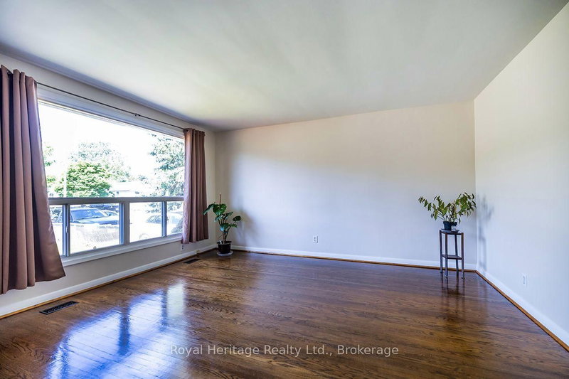 42 Thorncroft Crescent