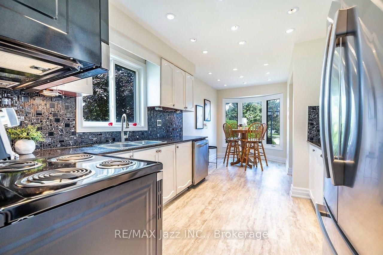 621 Flavelle Court • Pickering, ON photo 3