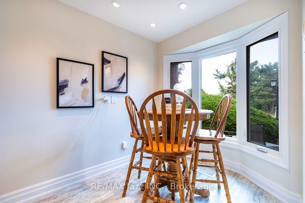 621 Flavelle Court • Pickering, ON photo 6