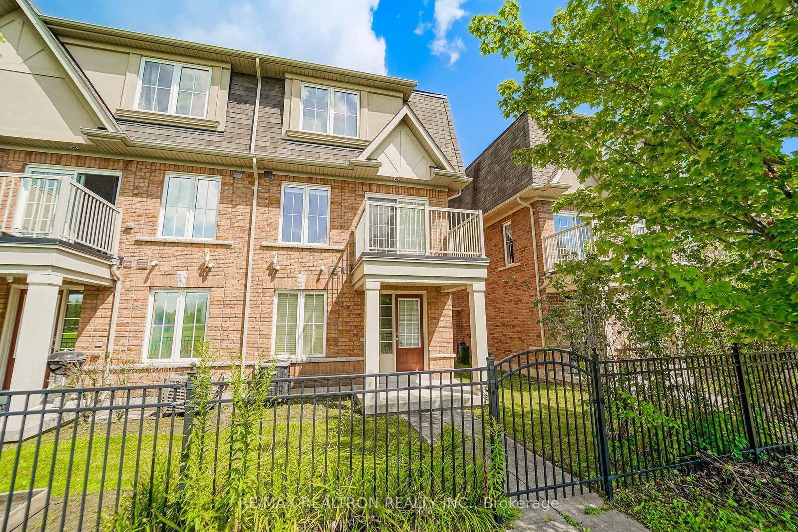 28 Burtonbury Lane • Ajax, ON photo 2