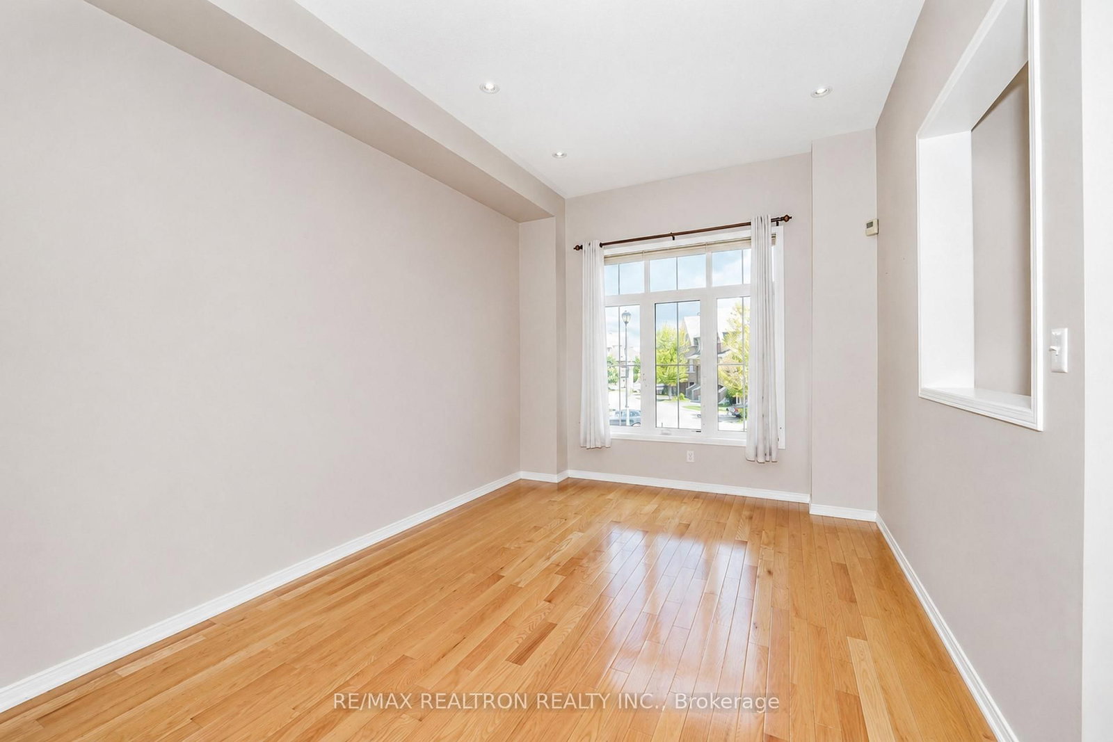 28 Burtonbury Lane • Ajax, ON photo 6