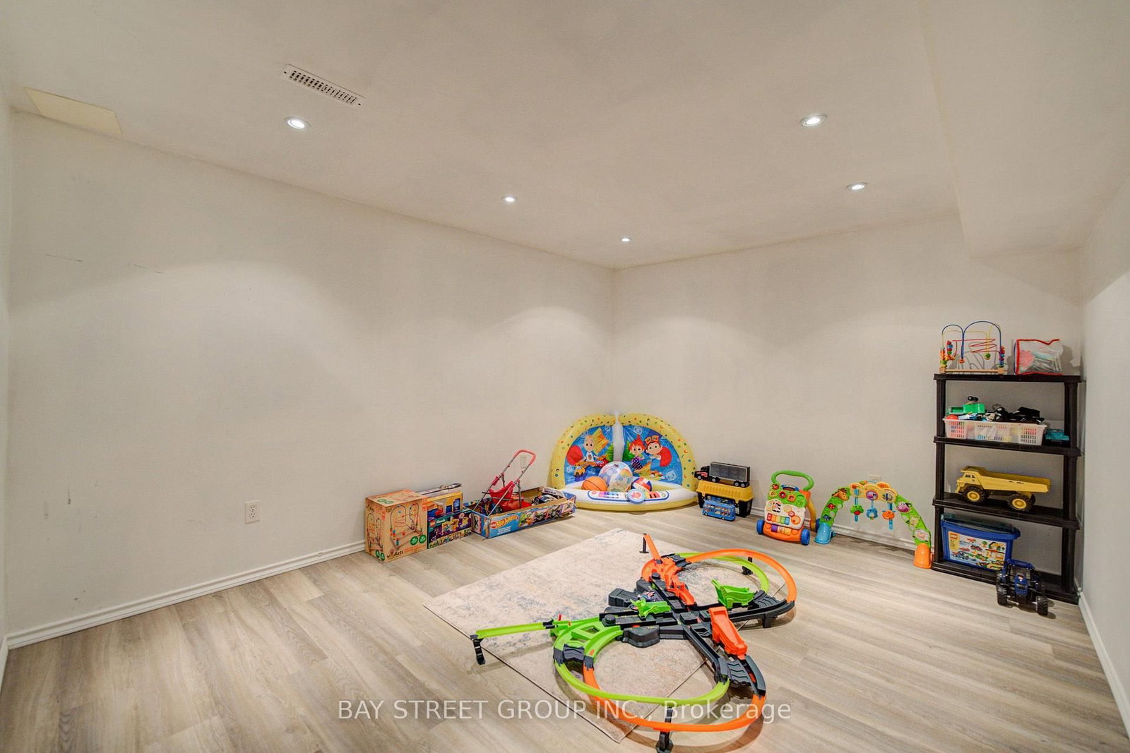 10 Hemingford Place • Whitby, ON photo 33