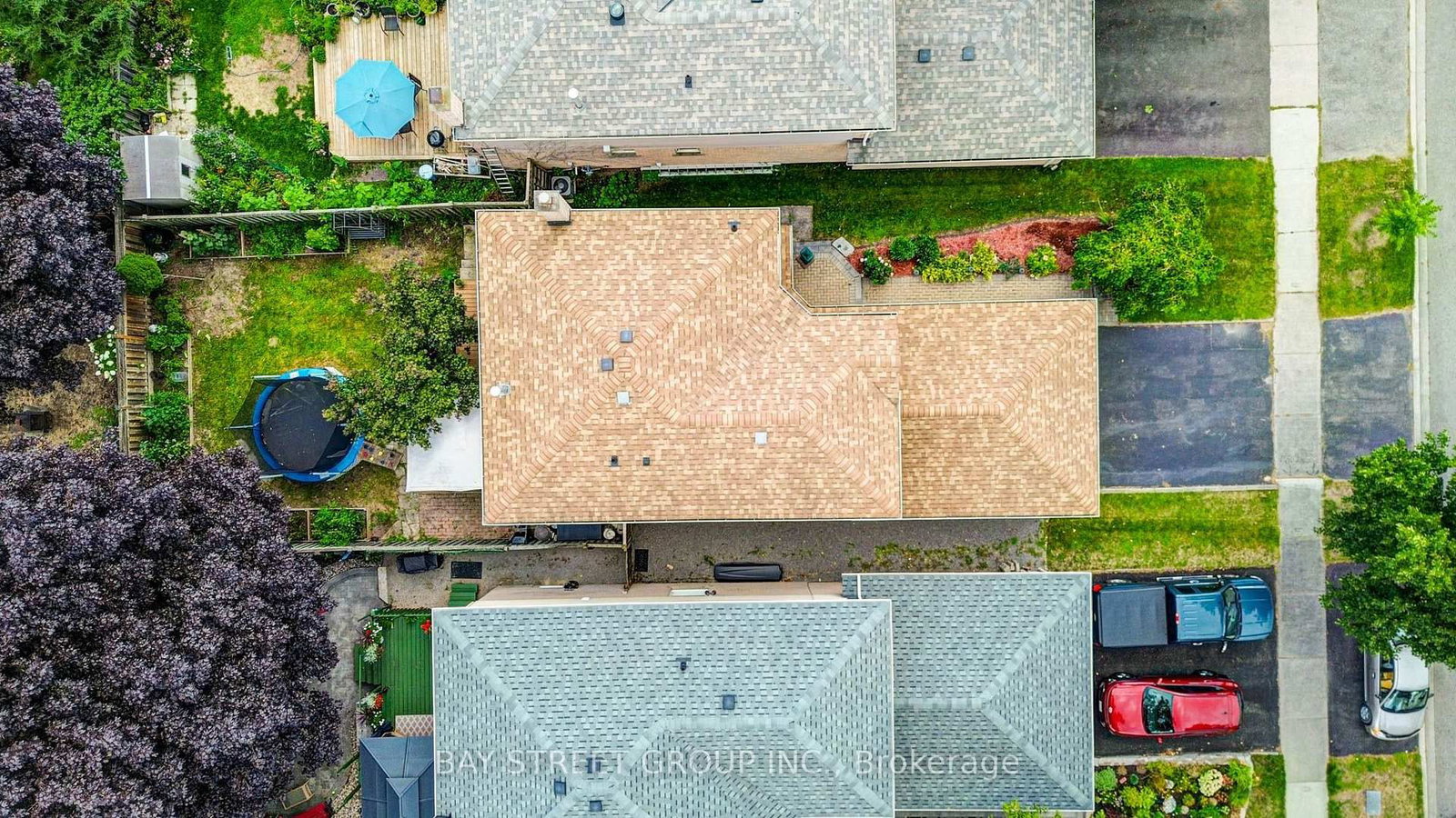 10 Hemingford Place • Whitby, ON photo 4