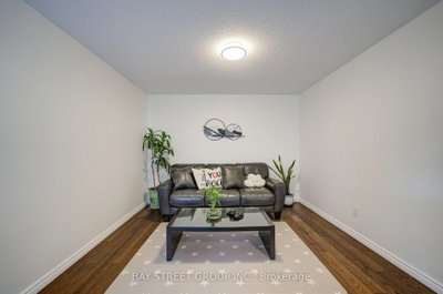 10 Hemingford Place • Whitby, ON photo 9
