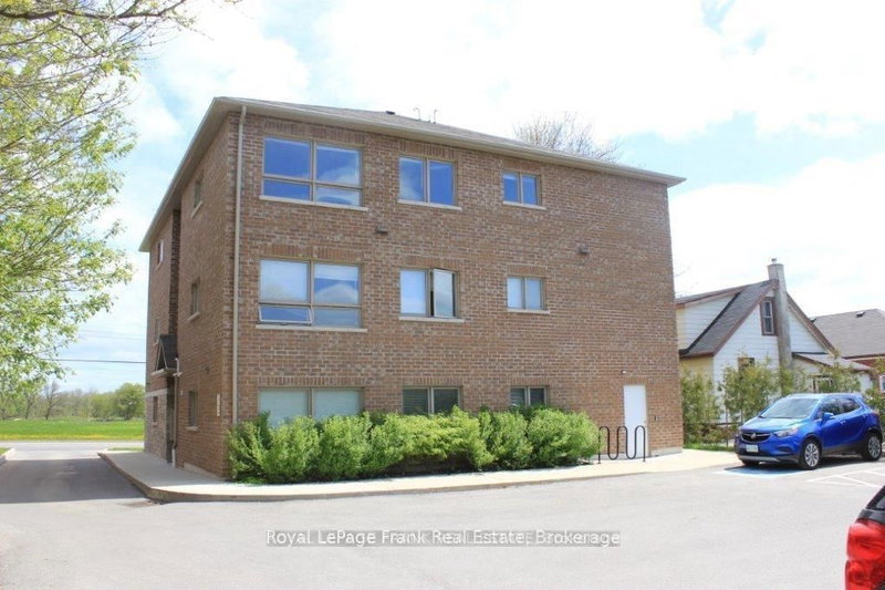 3 - 1418 Simcoe Street S
