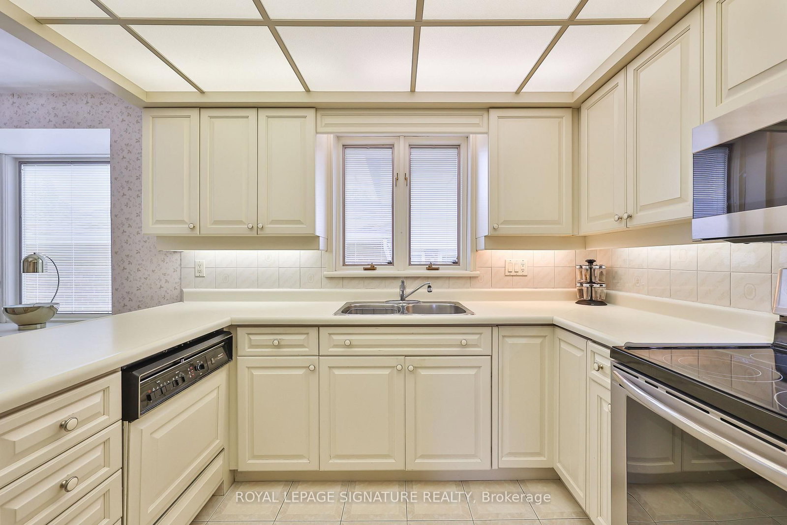 14 Logstone Crescent • Toronto, ON photo 13