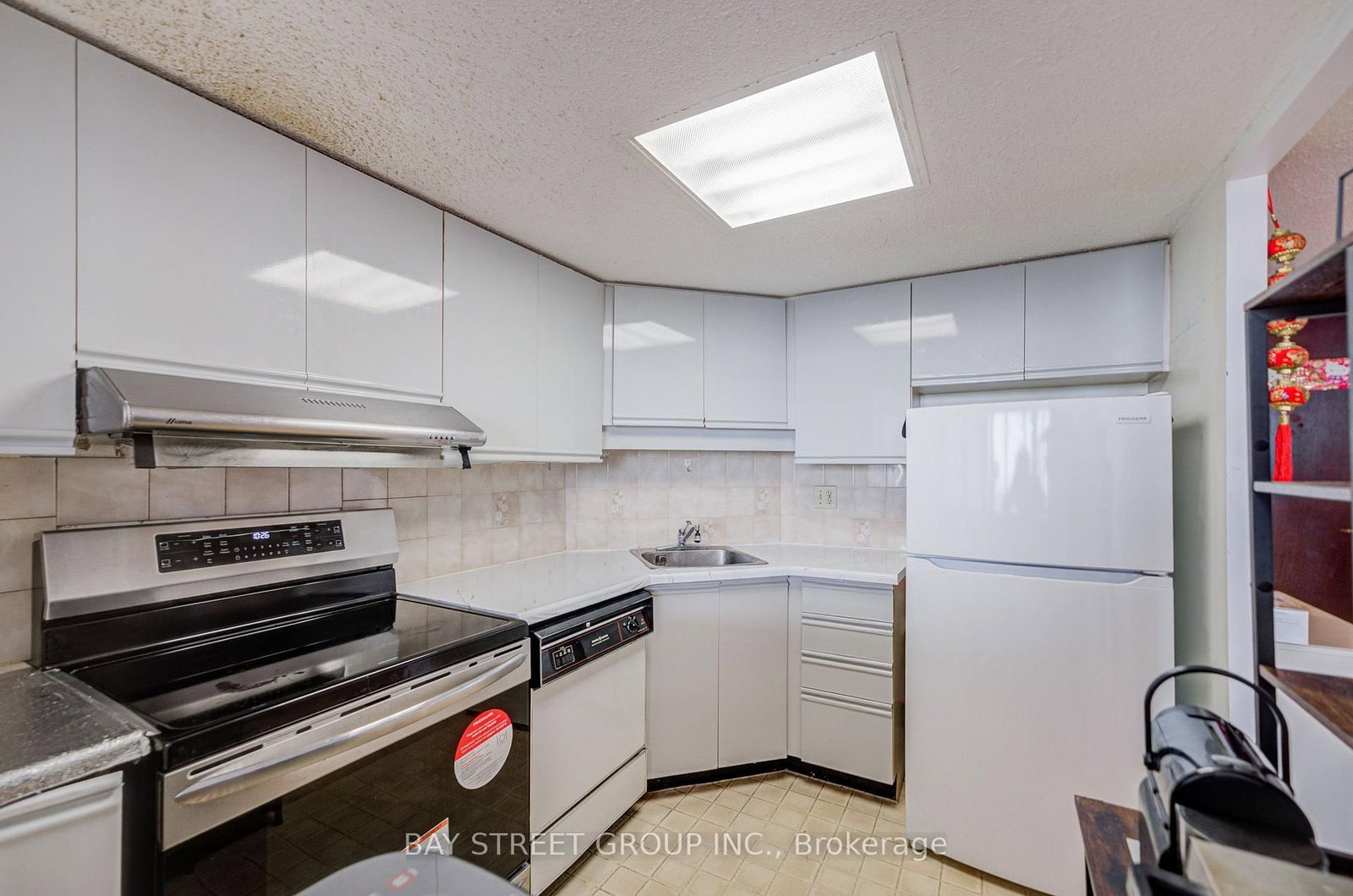 160 alton towers Circle • #1607 • Toronto, ON photo 12