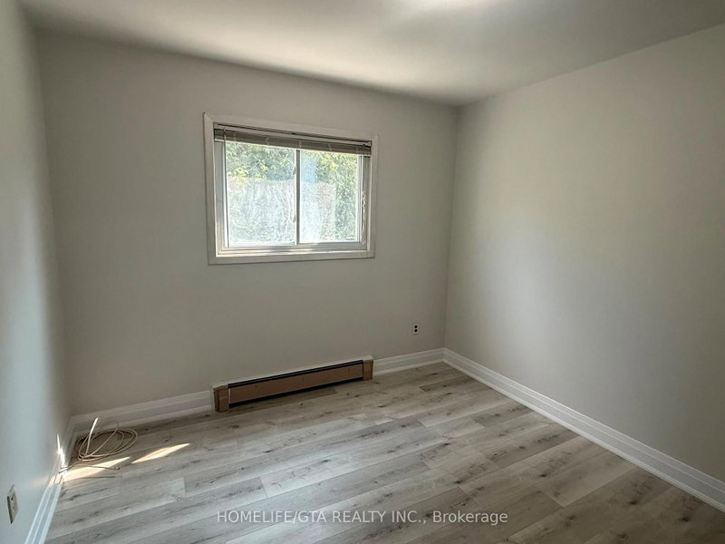 587 Digby Ave photo 5