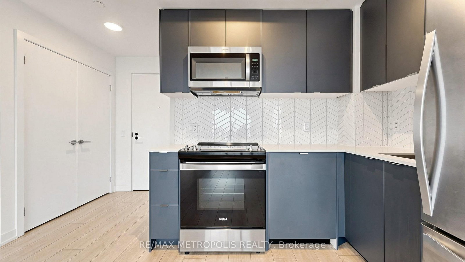 #1707-1606 Charles St, Whitby, view 17