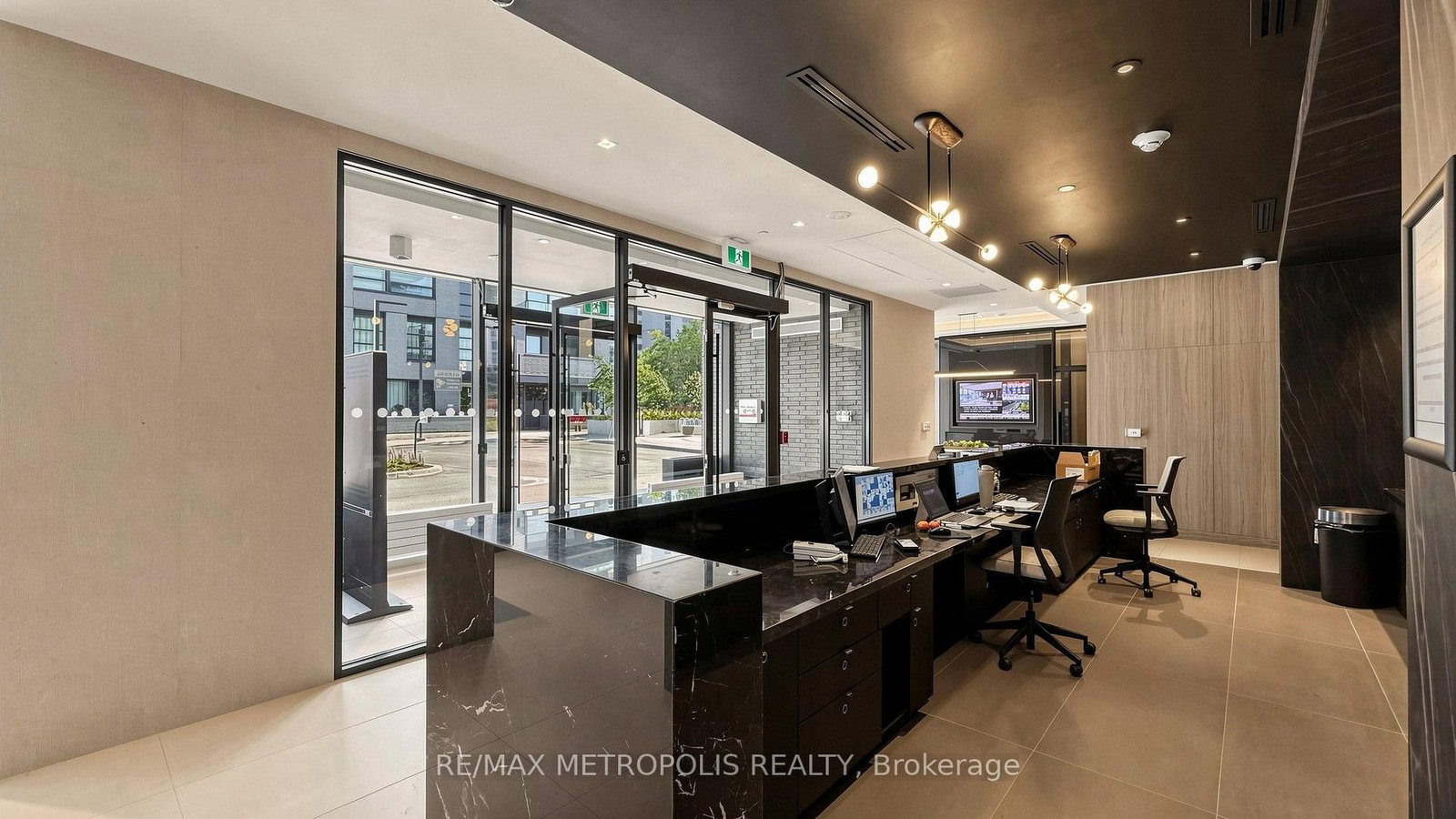 #1707-1606 Charles St, Whitby, view 6